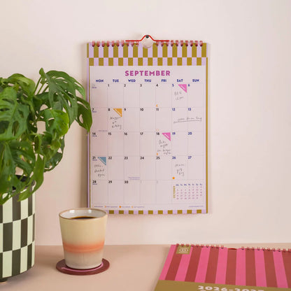 Wandkalender für das akademische Jahr 2026–2027 (A4) | Karos & Streifen | Planer mit Start im August | Lehrerplaner | Schülerkalender